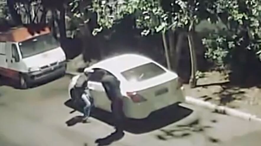 Assaltantes cercam o carro onde casal fazia sexo