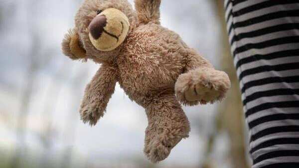 Menina de 12 anos é levada ao hospital com dor de estômago e descobrem que ela estava em trabalho de parto