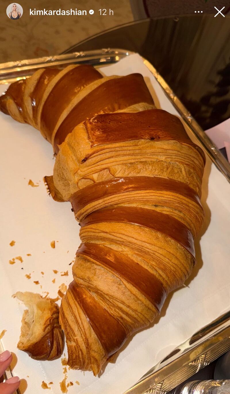 Kim Kardashian marca tendencia con 3 pasteles de cumpleaños