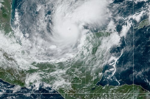 Vídeo mostra turbulência impressionante em um avião de combate contra furacões ao sobrevoar o furacão Milton