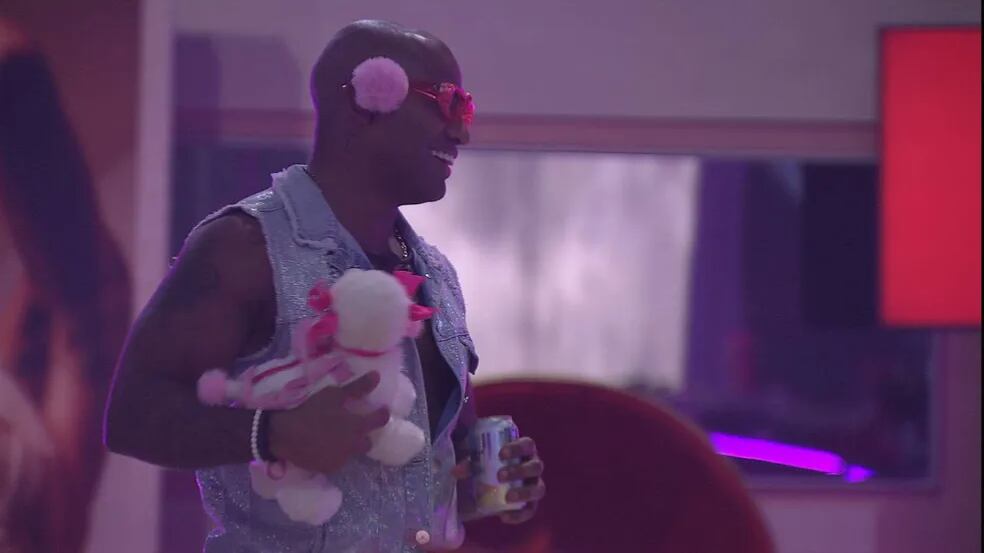 Durante festa do BBB 23, Cezar Black desfila com bolsa de cachorro