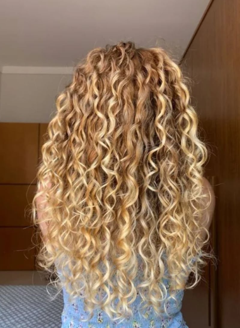 Cabelo cacheado com luzes douradas/ reprodução