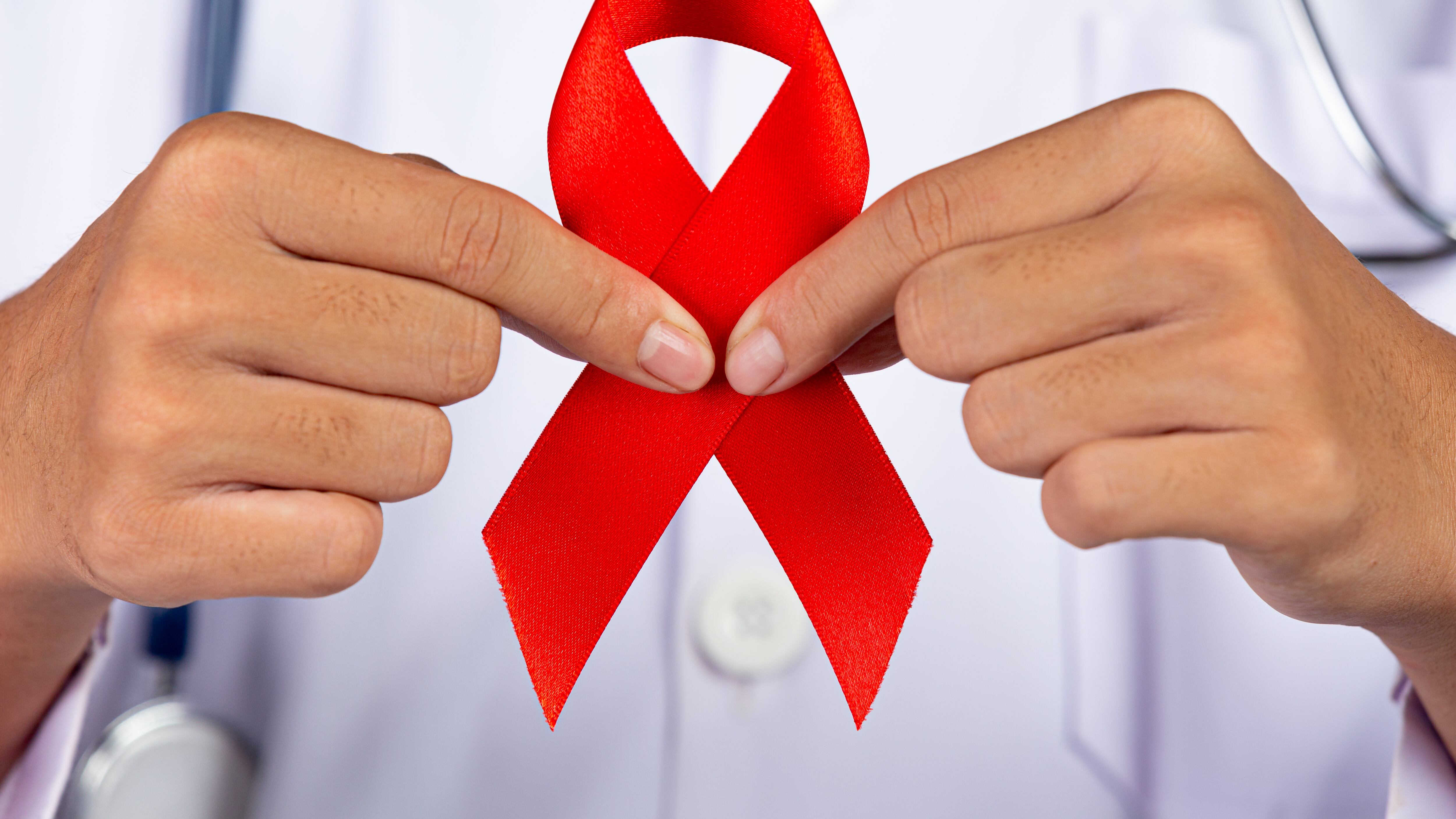 Mulher é declarada curada do HIV após transplante de células-tronco