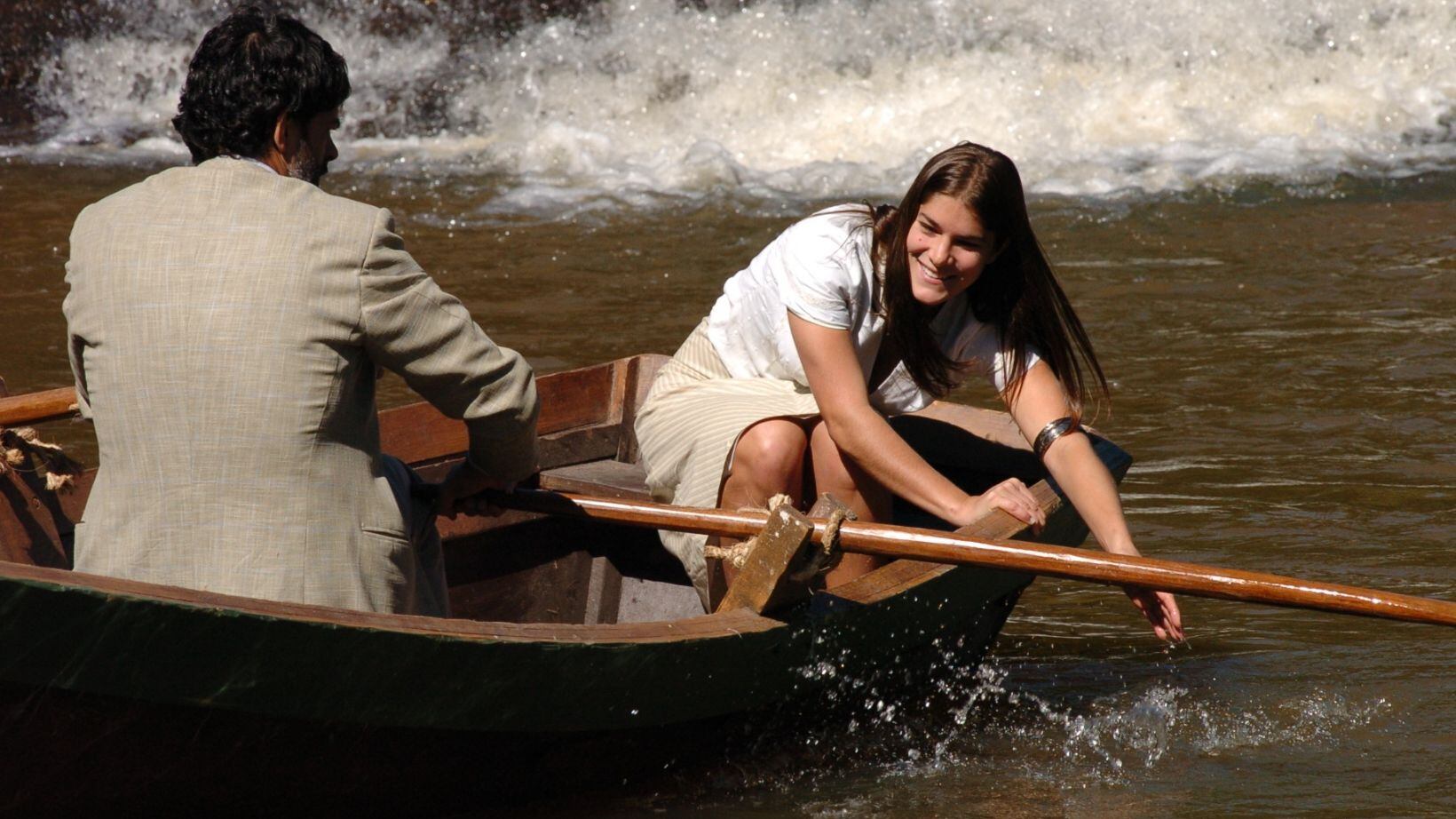 Em Alma Gêmea, homem misterioso afoga Serena (Priscila Fantin) no mesmo rio em que Rafael (Eduardo Moscovis) nadava com Luna (Liliana de Castro)