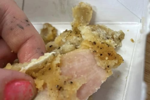 Crianças disseram encontrar frango cru na merenda, mas escola negou