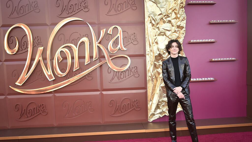 Timothée Chalamet llega al estreno de "Wonka" el domingo 10 de diciembre de 2023, en el cine Regency Village en Westwood, California. (Foto por Richard Shotwell/Invision/AP)