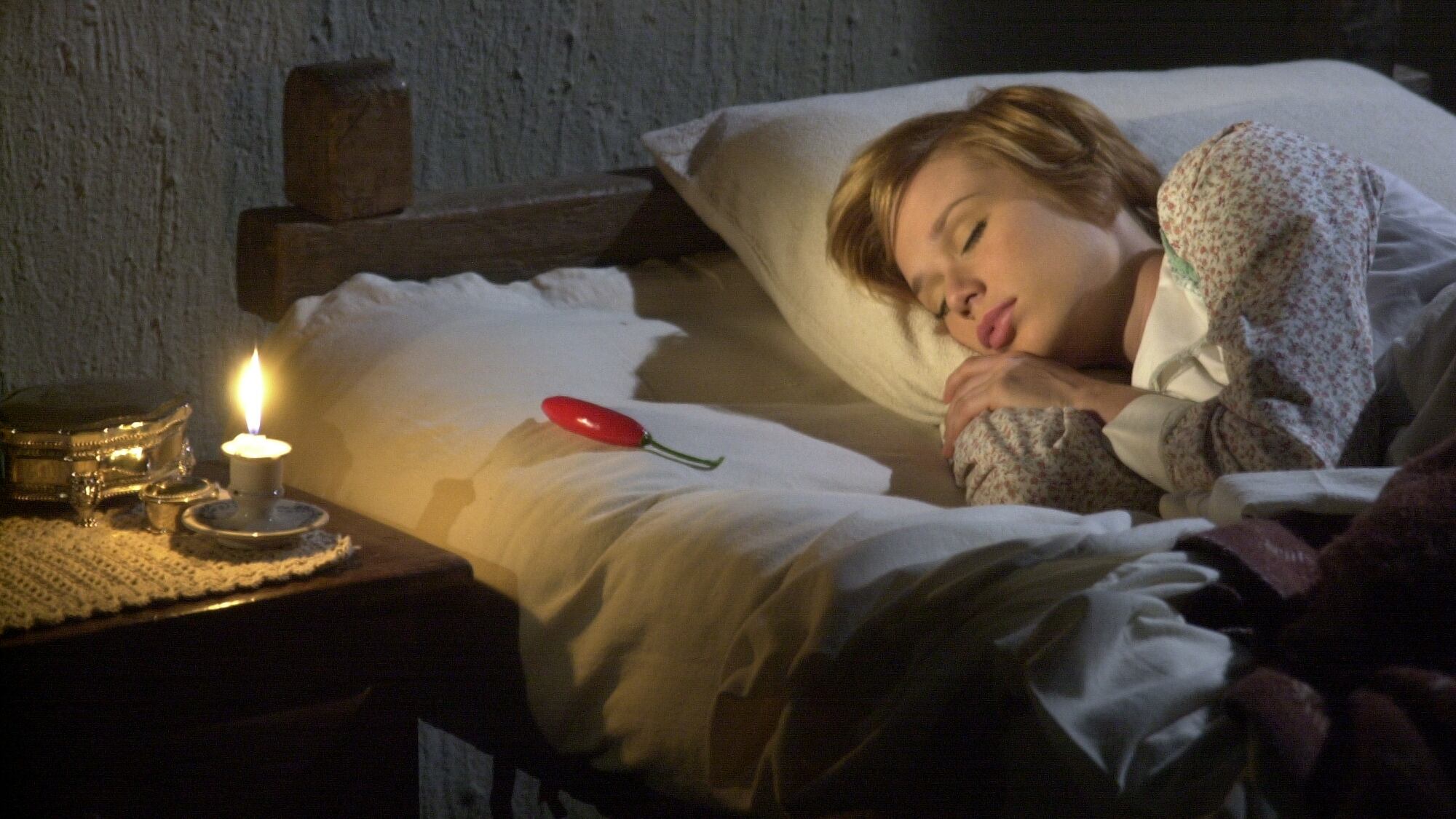 Em Chocolate com Pimenta, Aninha (Mariana Ximenes) acorda com uma pimenta em sua cama e descobre que foi entregue por Ludovico (Ary Fontoura)