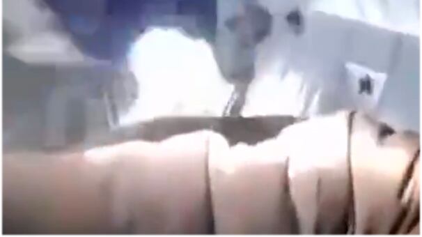 Porta do avião se abre em voo