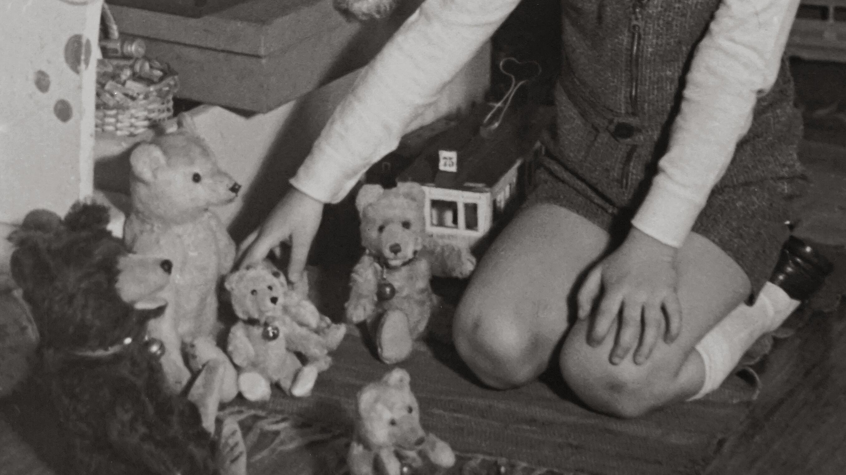 Imagem preto e branco de criança brincando