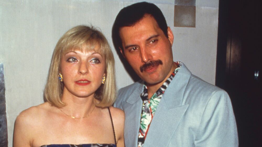 Freddie Mercury namorou Mary antes de assumir homossexualidade