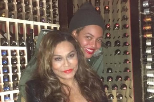 Beyoncé e a mãe participam da comemoração de casa de acolhimento em Houston
