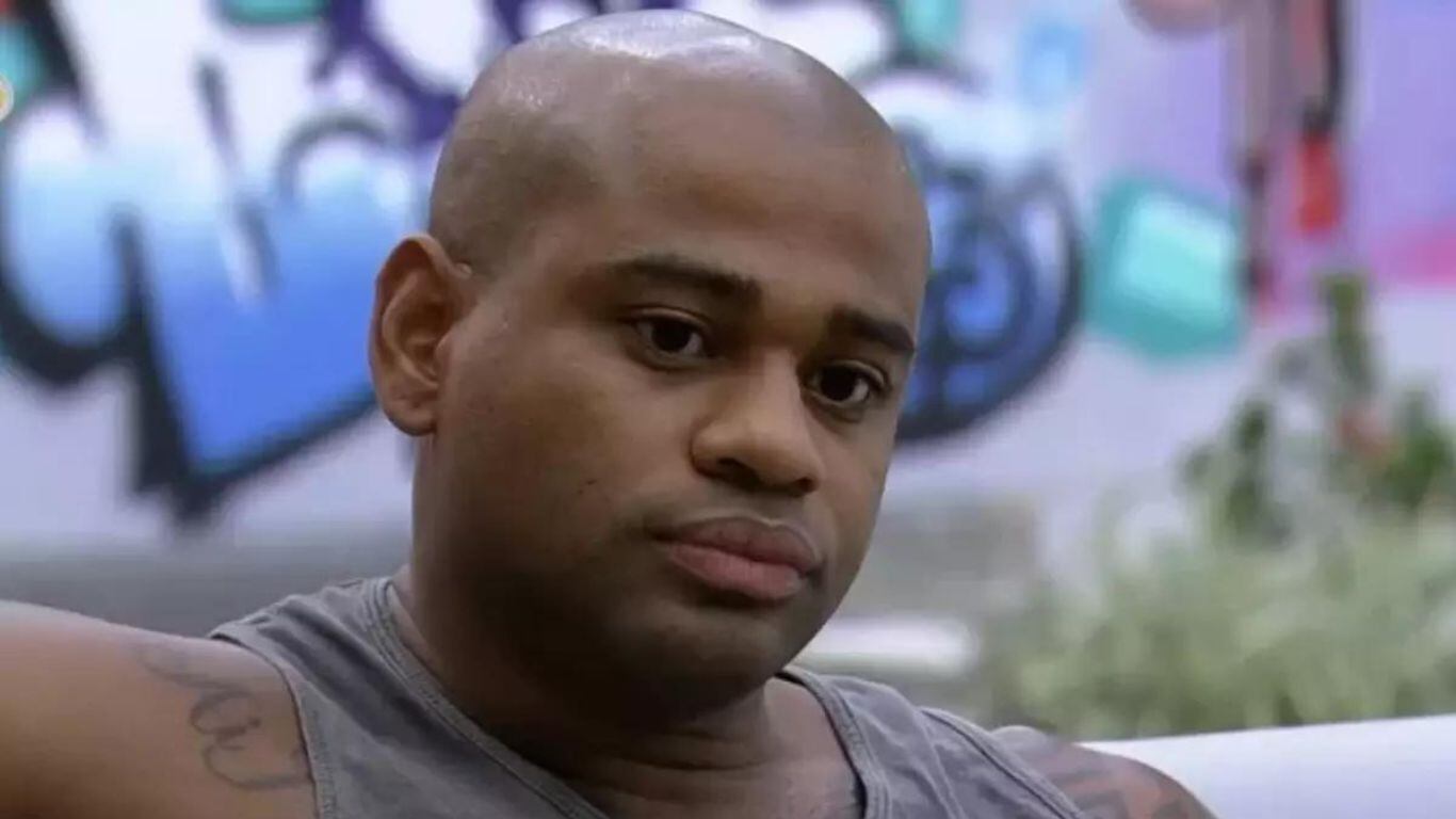 A Fazenda 15: Cezar Black perde a paciência cm Jaque dentro da sede