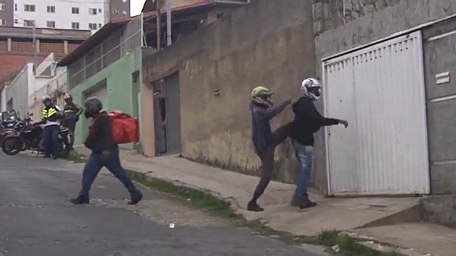 Entregadores de aplicativo fazem buzinaço em frente a casa de cliente agressor