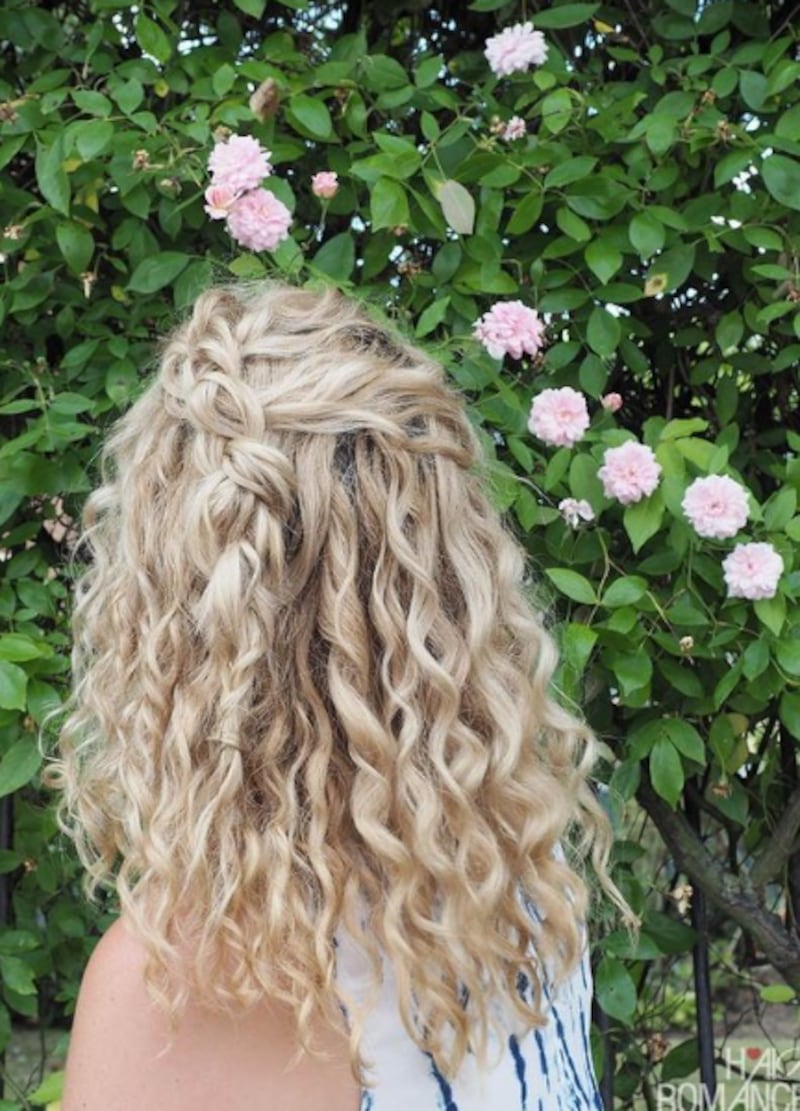 Cabelo cacheado loiro claro/ reprodução