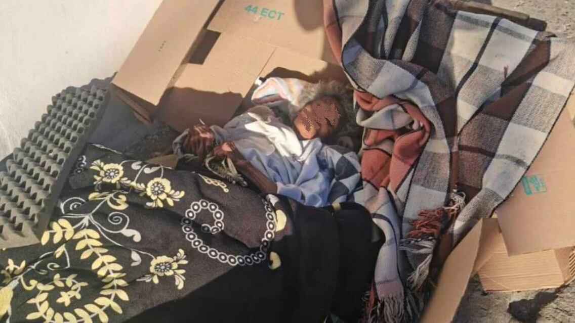 A dramática e real história da idosa que foi abandonada em caixas de papelão por familiares