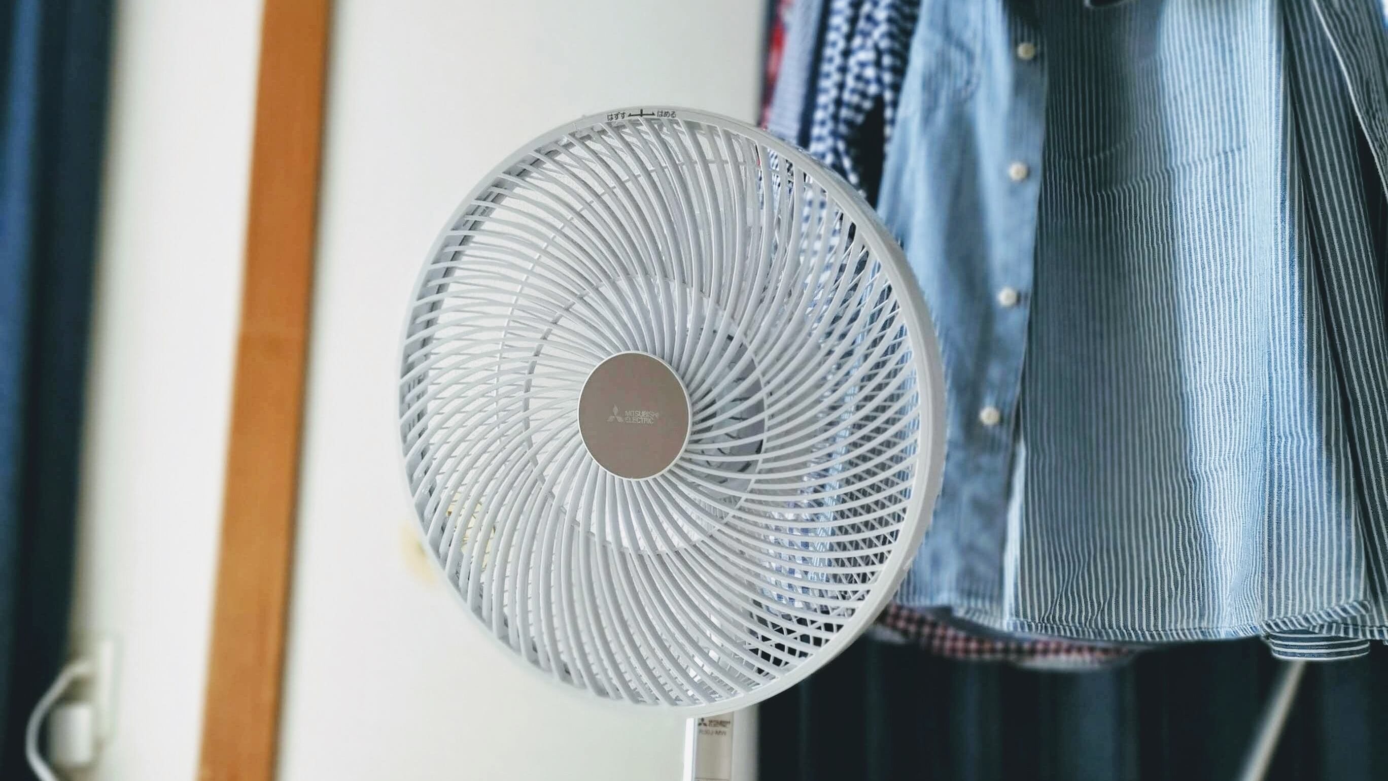 Ventilador branco no chão