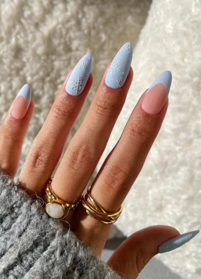 Proteja as mãos do frio com uma mani com efeito suéter . Instagram @phoebesummernails