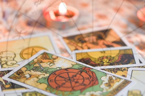As revelações do tarot desta quarta-feira (12) para os signos de Leão, Virgem, Libra e Escorpião