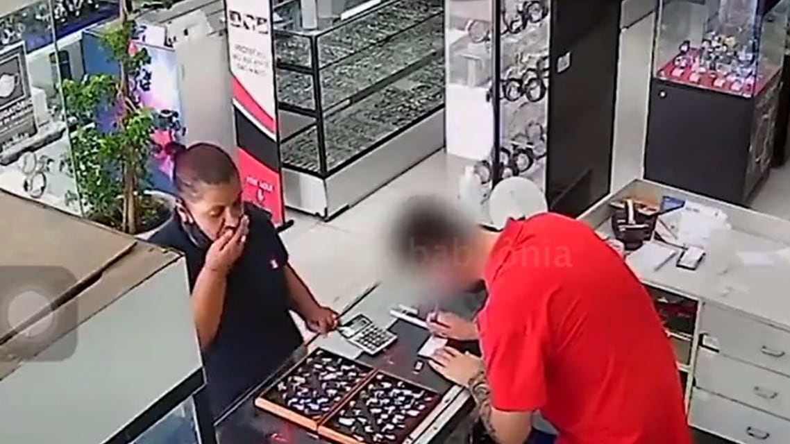 Vídeo mostra momento em que mulher esconde anel de mais de R$ 2 mil na boca