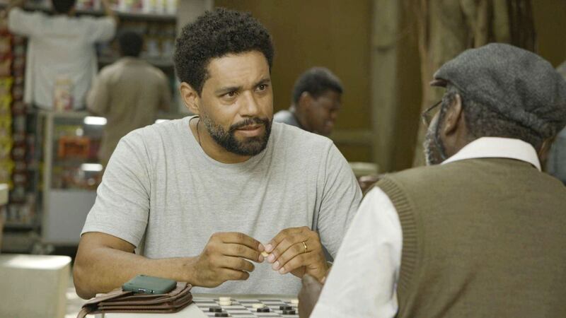 Remake de Elas por Elas: Wagner (César Mello) volta para cidade