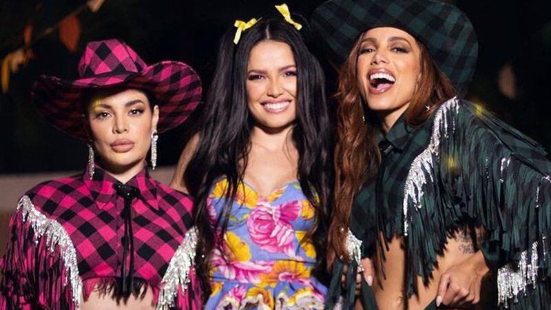 Anitta recebe amigos para festa junina em sua casa