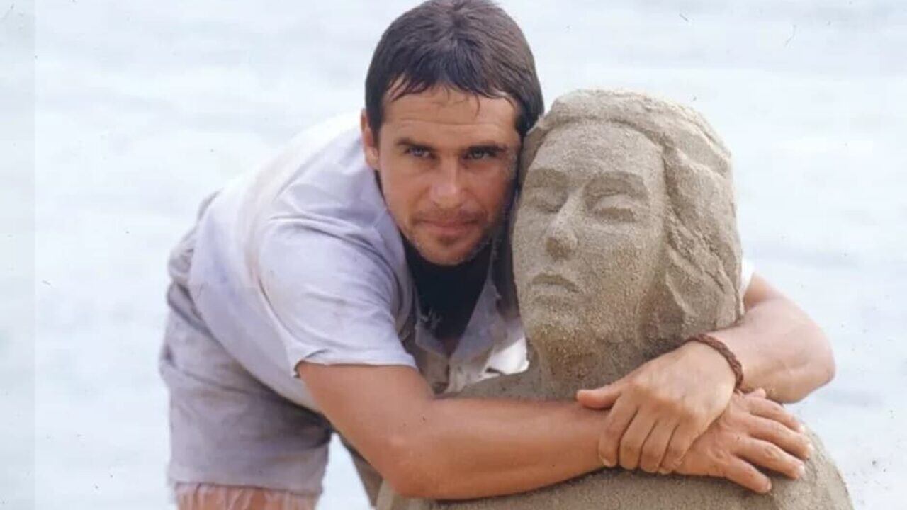 Reprise de Mulheres de Areia: Tonho da Lua fica fora da casinha e é colocado em camisa de força