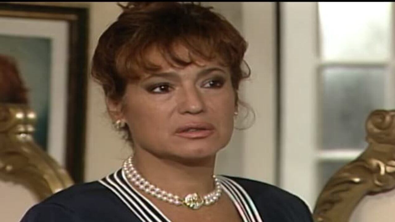 Mulheres de Areia: Desconfiada do caráter de Raquel, Clarita recebe informações assustadoras