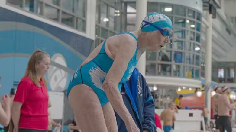 A nadadora Betty Brussel, aos 99 quebrou três recordes mundiais e mostrou que idade não é nada! Foto: Hannah Walsh (The Globe and Mail)