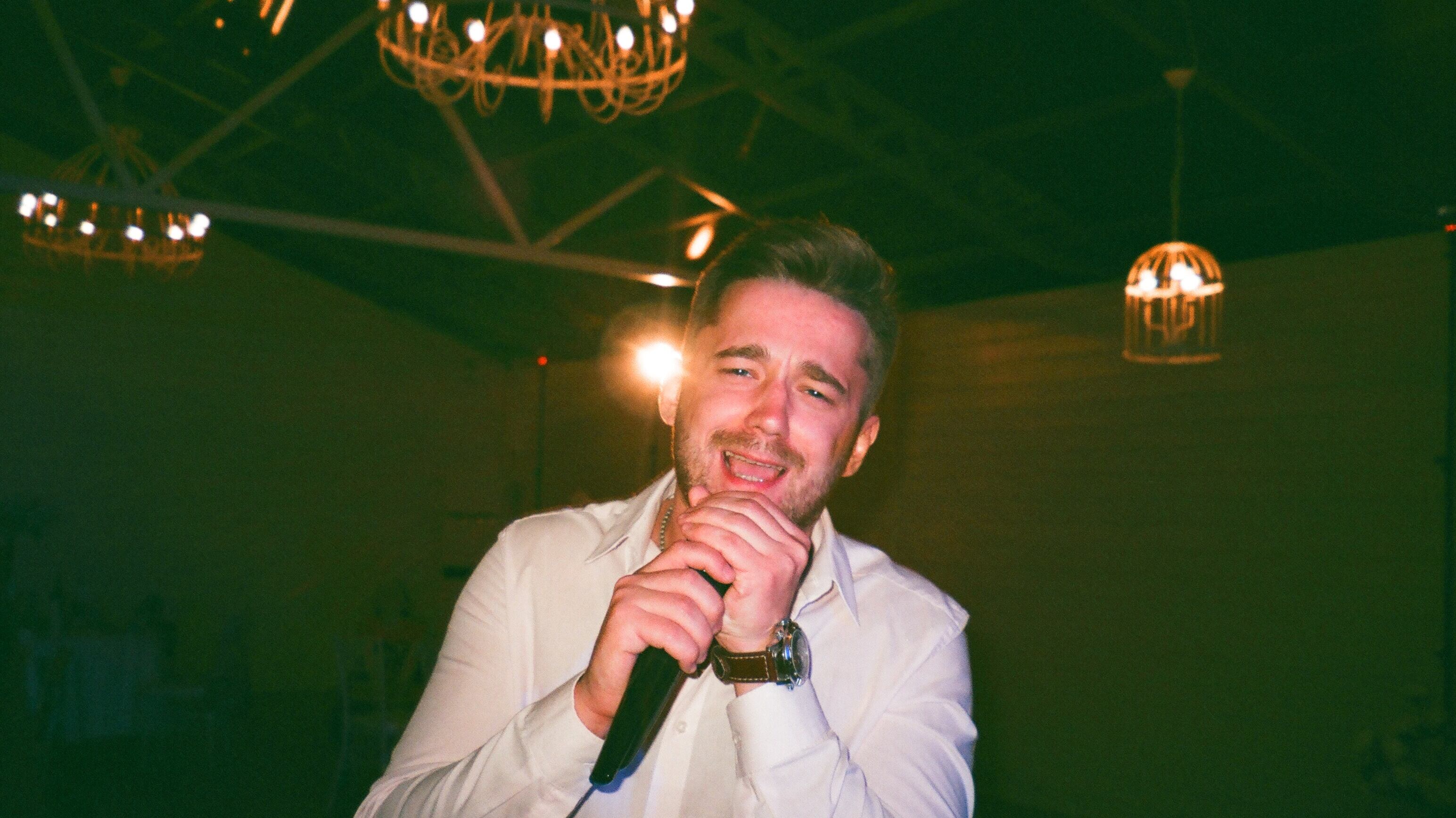 Homem cantando no karaokê