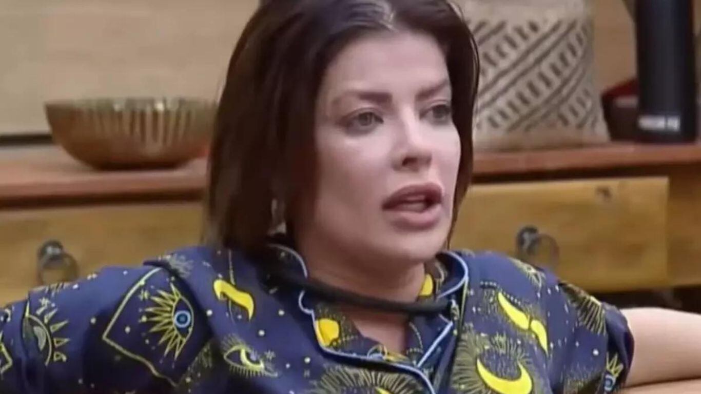 A Fazenda 15: Jaquelline vira meme na web ao cuidar da vaca Mimosa