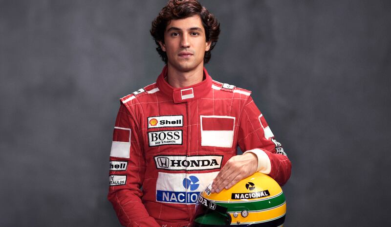 Gabriel Leone caracterizado como Ayrton Senna para a minissérie 'Senna', da Netflix