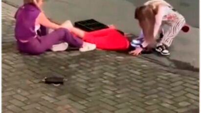 Jovem tenta recuperar iPhone perdido no bueiro