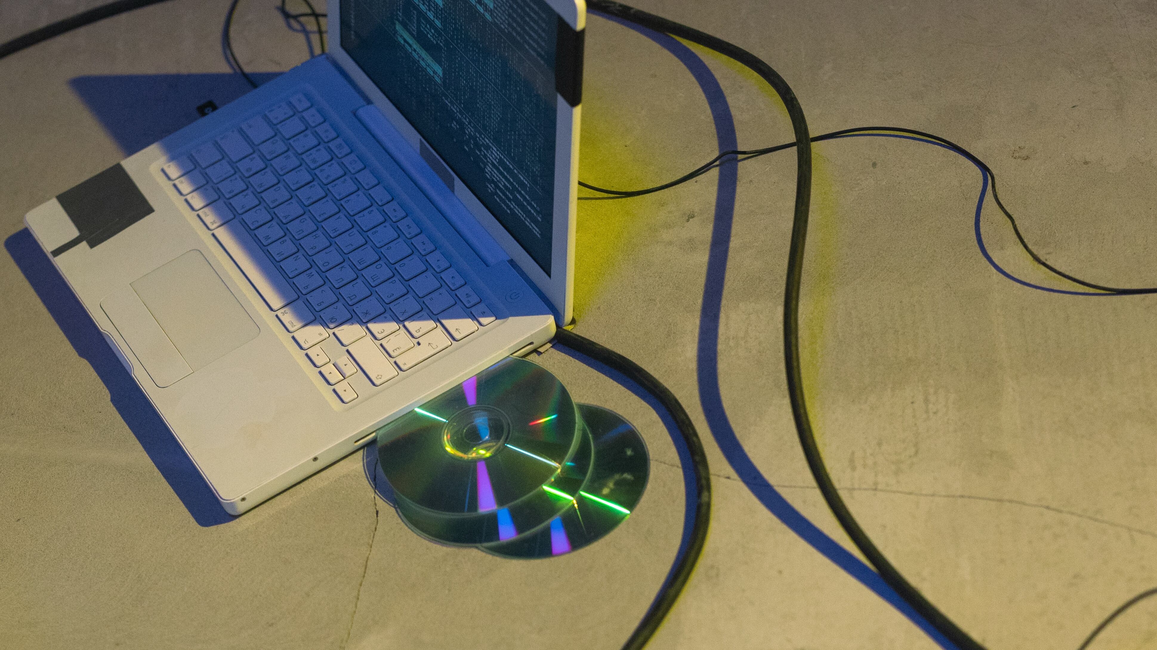 Quer aprender a esconder os cabos do computador? Veja essas dicas