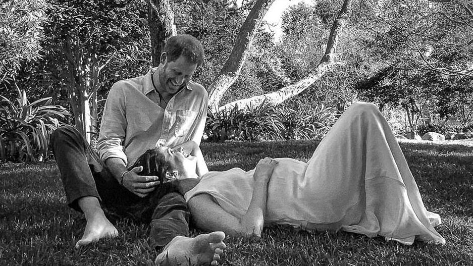 Na época, o fotógrafo oficial dos dois e amigo de longa data de Meghan, Misan Harriman, postou uma foto em preto e branco de Meghan, Harry e o barrigão.