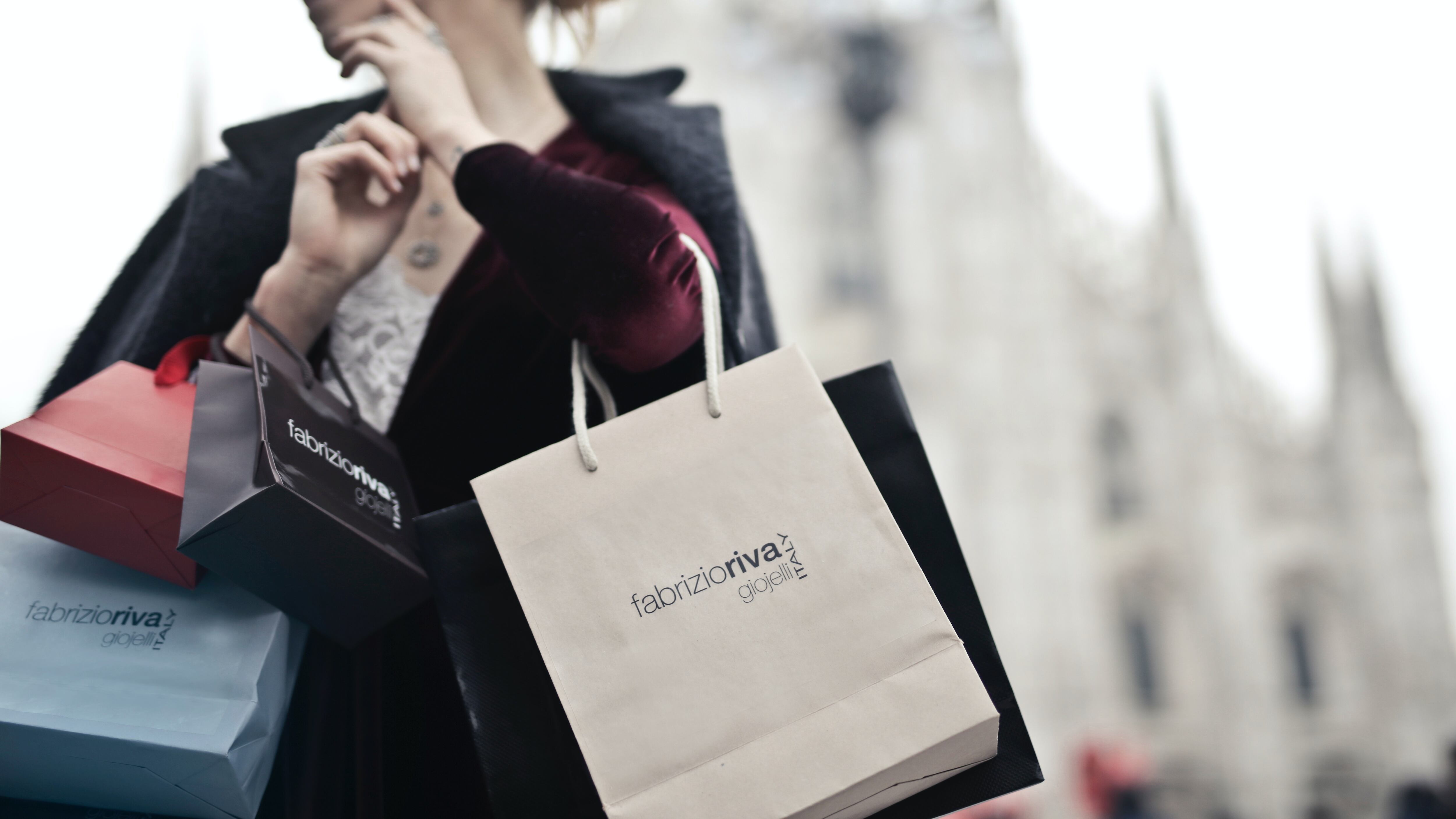 Mulher de óculos com sacola de compras