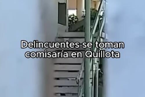 Criminosos tomam uma delegacia e a usam para cometer atos ilícitos