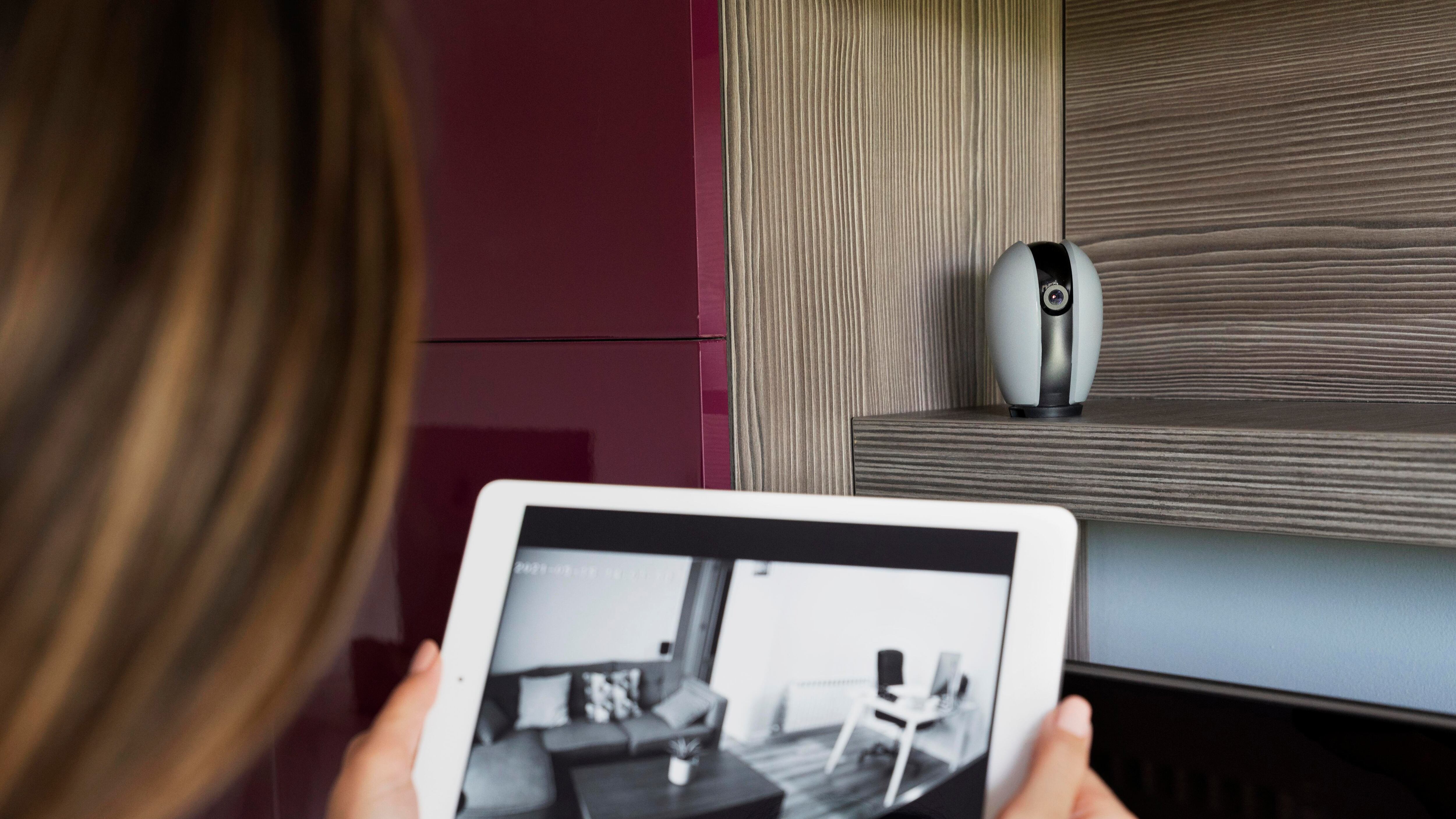 mulher olhando câmera de segurança