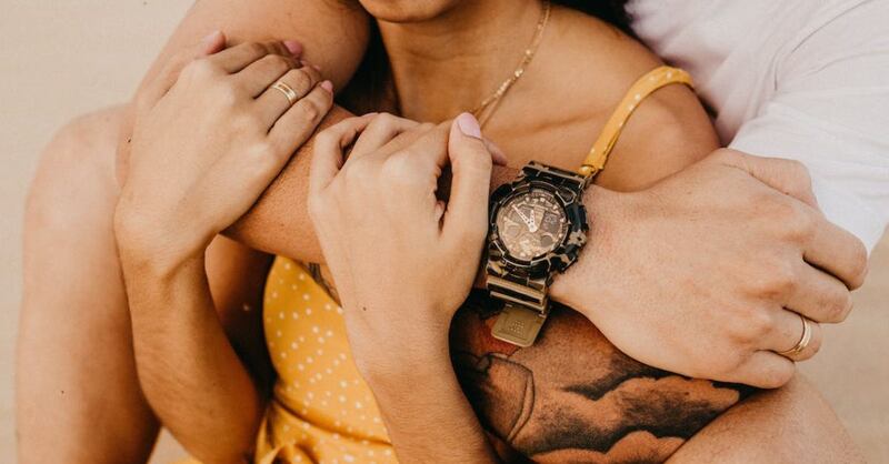 Abrazo por la espalda