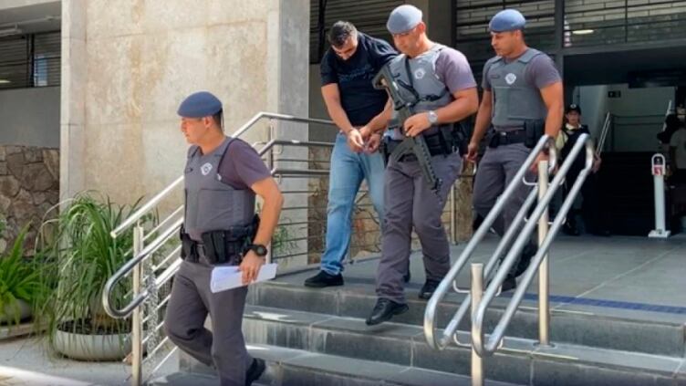 Acusado de abuso sexual é escoltado pela polícia