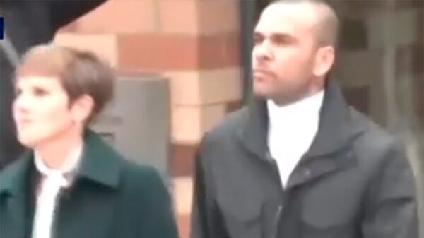 Dani Alves deixa a prisão com sua advogada