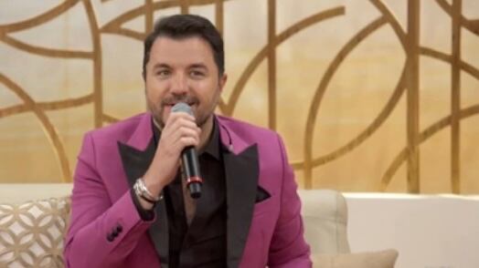 Maurício Manieri canta no palco do "Encontro"