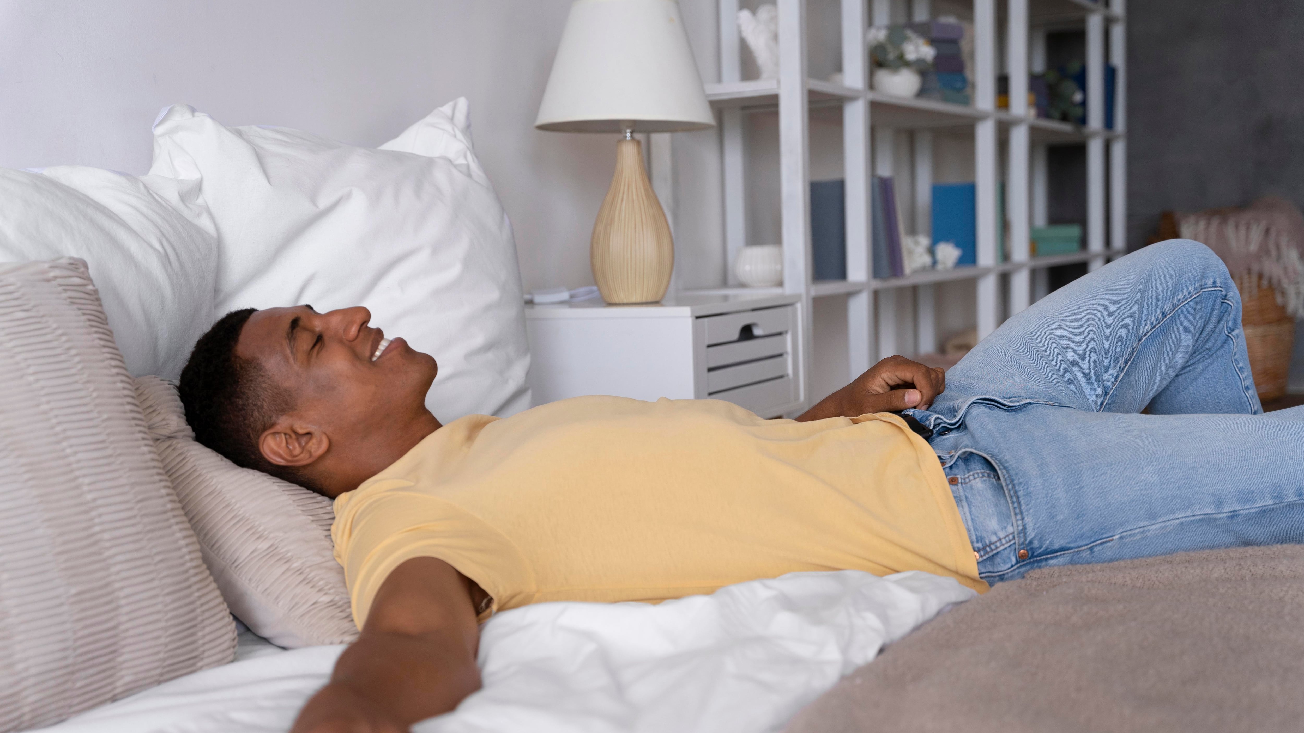 Homem deitado sorrindo