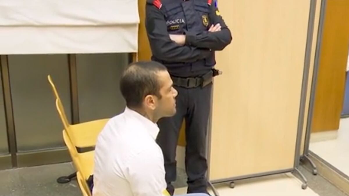 Daniel Alves no banco dos réus