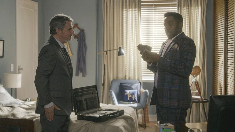 Remake de Elas por Elas: Roberto (Cassio Gabus Mendes) consegue separar Lara (Deborah Secco) e Mário Fofoca (Lázaro Ramos)