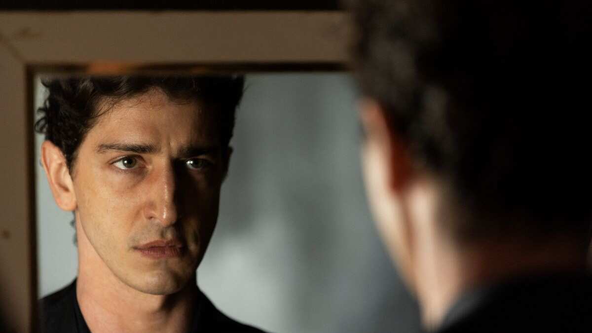 Johnny Massaro é o protagonista de Máscaras de Oxigênio (Não) Cairão, minissérie de cinco episódios da Max