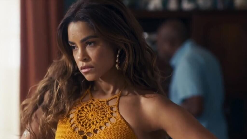Em "Travessia", Brisa (Lucy Alves) fica sem chão ao ser questionada sobre falta de luxo em sua casa
