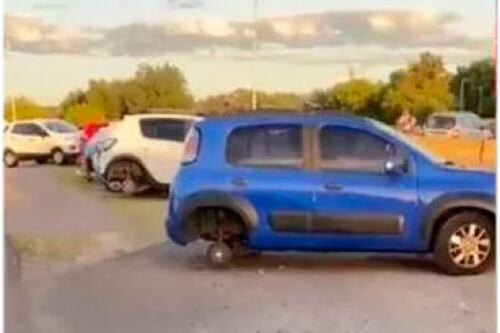 Torcedores deixam carro na estrada para receber seleção argentina e tem rodas roubadas