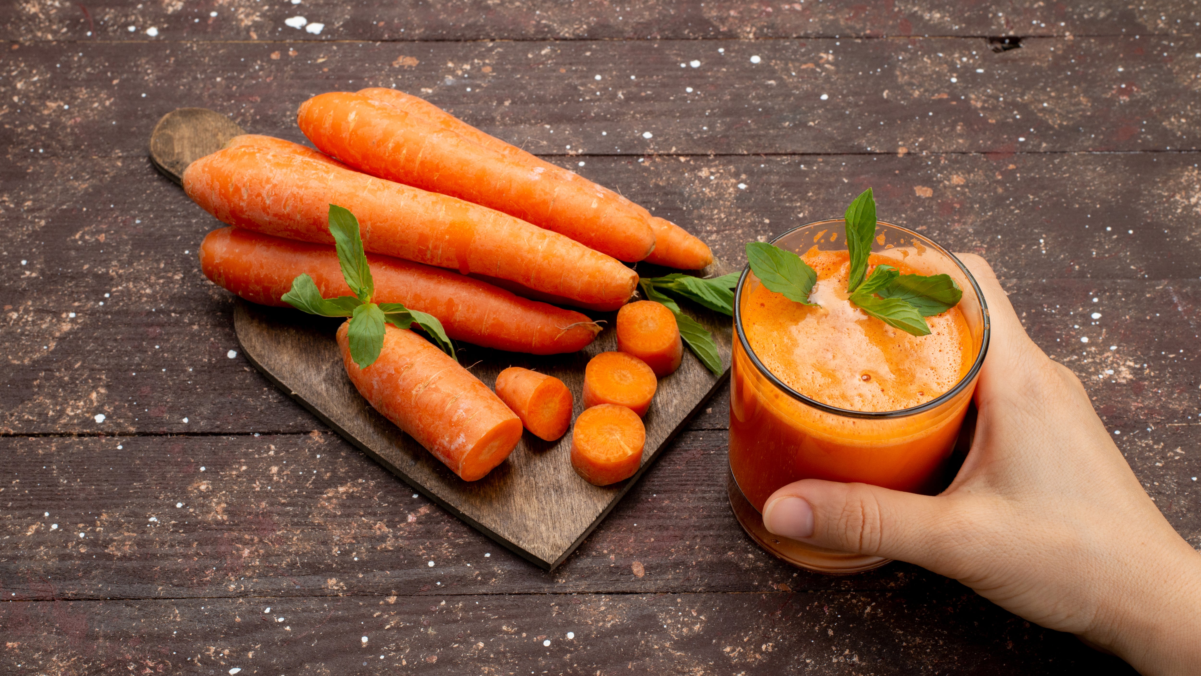 Com laranja e cenoura: o suco natural caseiro para fazer um bom detox