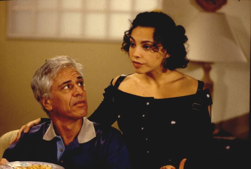 Joyce (Carla Martins) ameaça contar para Assunção (Nuno Leal Maia) o suposto romance de Helena (Regina Duarte)e Carlos (José Mayer) em História de Amor