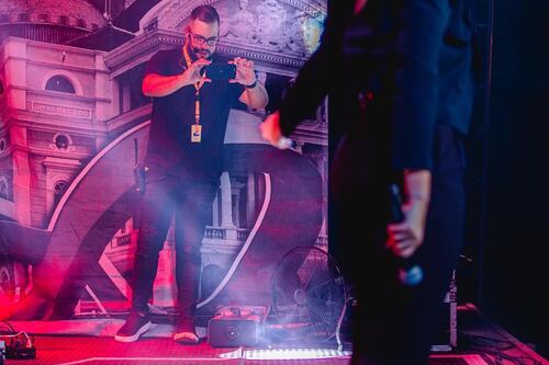 Família de produtor morto em queda de avião processa equipe de Marília Mendonça